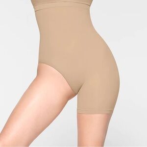 SKIMS Seamless Sculpt Solutions Shorts, Right Leg Exposed
